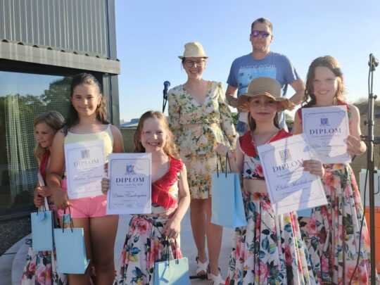 🏆✨ Na záverečnom koncerte sa odovzdávala aj Cena riaditeľa školy, ktorú si prevzalo 20 žiakov za svoje vynikajúce úsilie, úspechy a reprezentáciu školy. Srdečne blahoželáme všetkým oceneným žiakom a ďakujeme im za krásnu reprezentáciu našej školy. 👏🌟